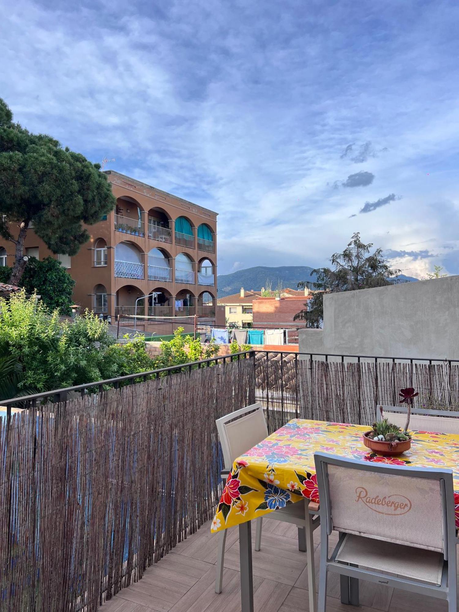 Alojamiento Con Encanto En Planta Superior Ideal Para Trabajo Y Escapadas Familiares En Montserrat Esparreguera Exterior foto